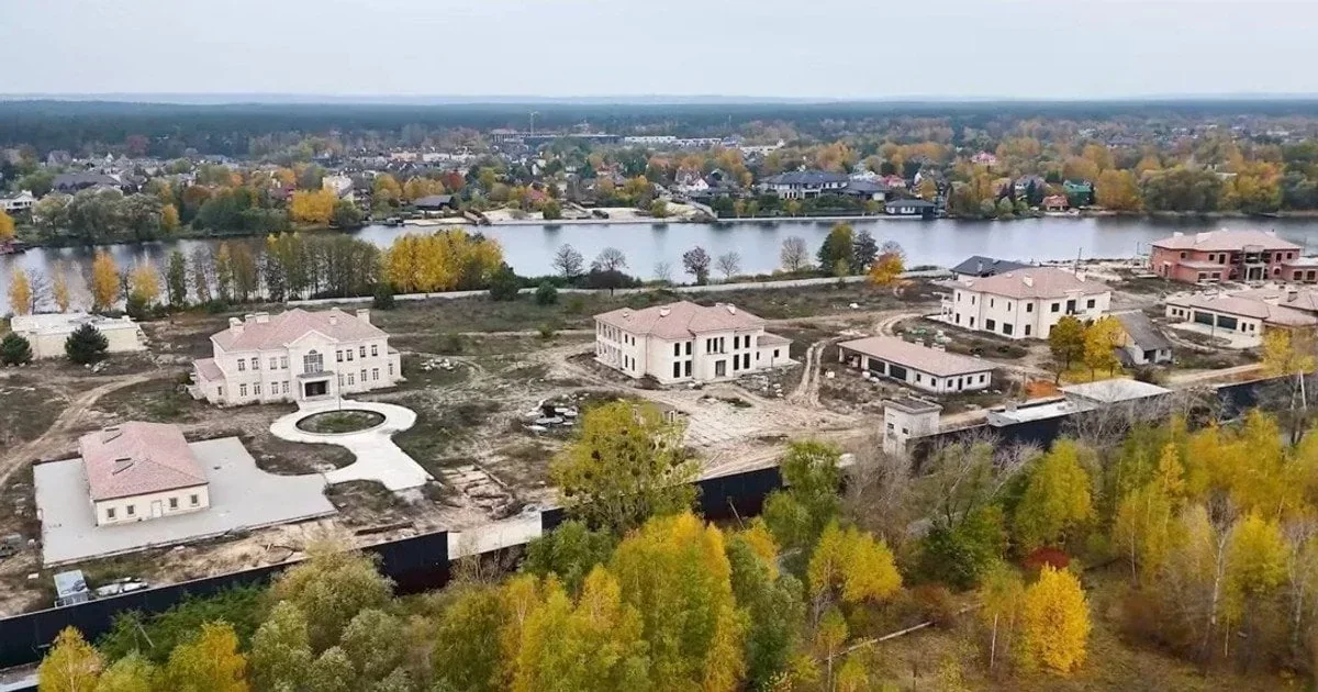 Особняки в Козині, повязані з підозрою Андрія Єрмака щодо відмивання коштів